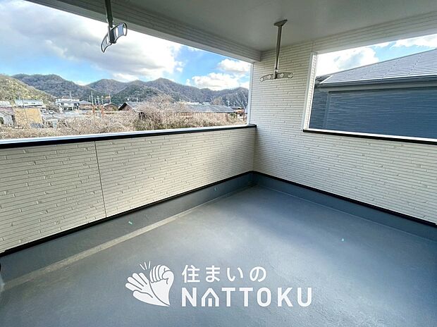 【バルコニー】奥行きが広く、洗濯物をゆったりと干せる十分な広さで、家族の洗濯も捗ります。