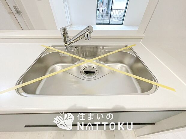 【浄水器内臓型ハンドシャワー付シンク】傷や汚れが付きにくい静音仕様の全面エンボス加工シンク。
また、蛇口の先端に浄水器を内蔵。浄水シャワーが使える毎分4リットルのたっぷり浄水。