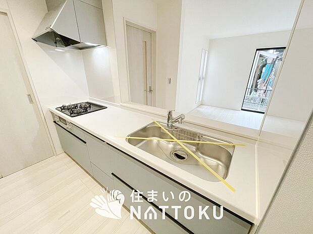 【現地写真(キッチン)】収納たっぷりのシステムキッチン、浄水器付水栓を標準装備しています。