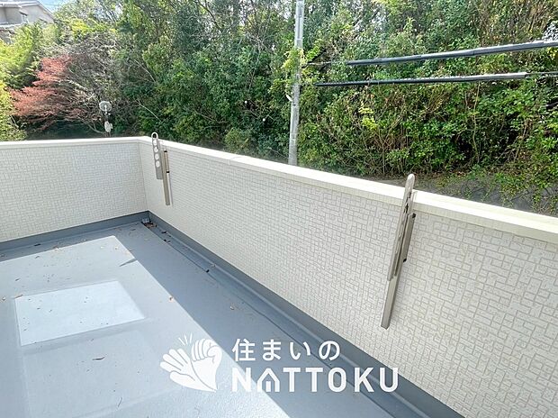 【バルコニー】奥行きが広く、洗濯物をゆったりと干せる十分な広さで、家族の洗濯も捗ります。