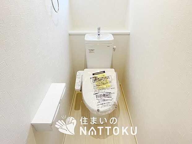 【トイレ】汚れてもサッとひと拭きでお手入れ簡単、エコ仕様の温水洗浄便座付きのトイレです。
バリアフリーにも配慮しています。