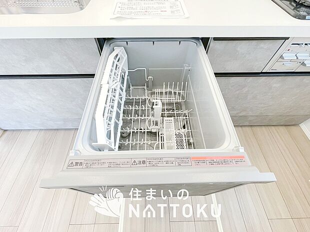 【食器洗い乾燥機】食後の時間にゆとりを与えてくれる食器洗い乾燥機。
操作ボタンも上面にあるので、腰をかがめずに操作ができラクラクです。