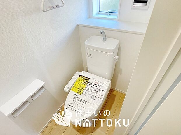 【トイレ】汚れてもサッとひと拭きでお手入れ簡単、エコ仕様の温水洗浄便座付きのトイレです。
バリアフリーにも配慮しています。