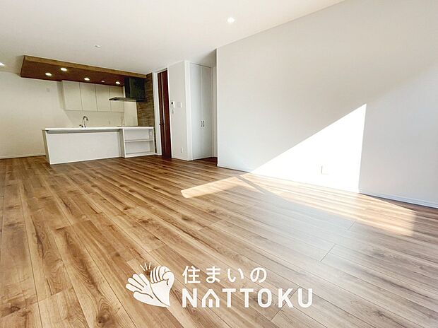 【現地写真(リビング)】フローリング材には、木目、色調など木材特有の風合いがあり、ナチュラルな美しさになっています。