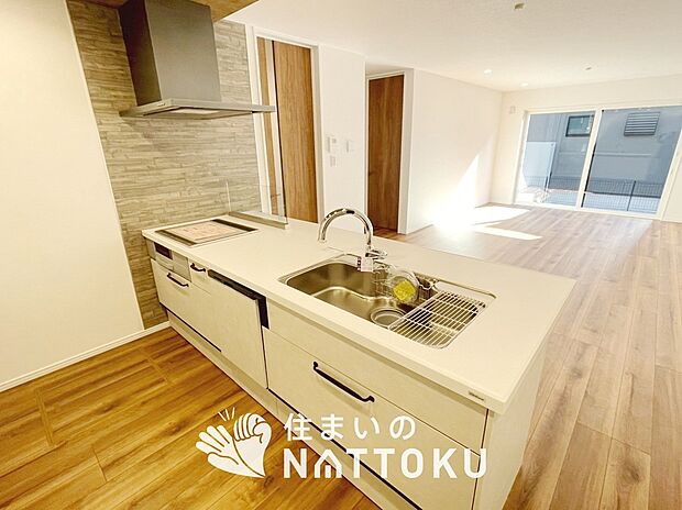 【現地写真(キッチン)】収納たっぷりのシステムキッチン、浄水器付水栓を標準装備しています。