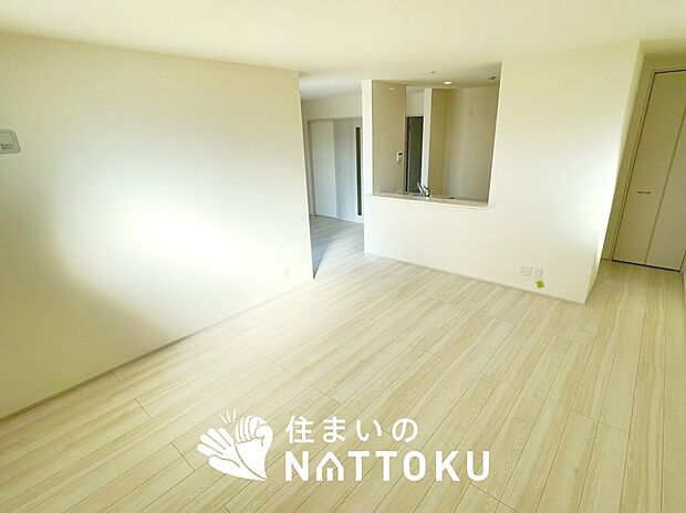 【現地写真(リビング)】フローリング材には、木目、色調など木材特有の風合いがあり、ナチュラルな美しさになっています。