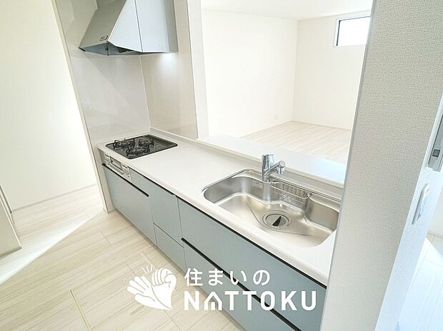 【現地写真(キッチン)】収納たっぷりのシステムキッチン、浄水器付水栓を標準装備しています。