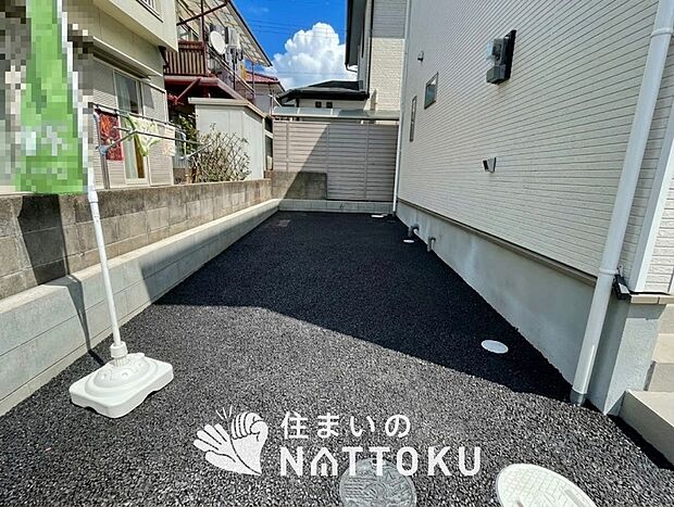 【現地写真(駐車場)】駐車スペースが広く、運転が苦手な方も安心です。