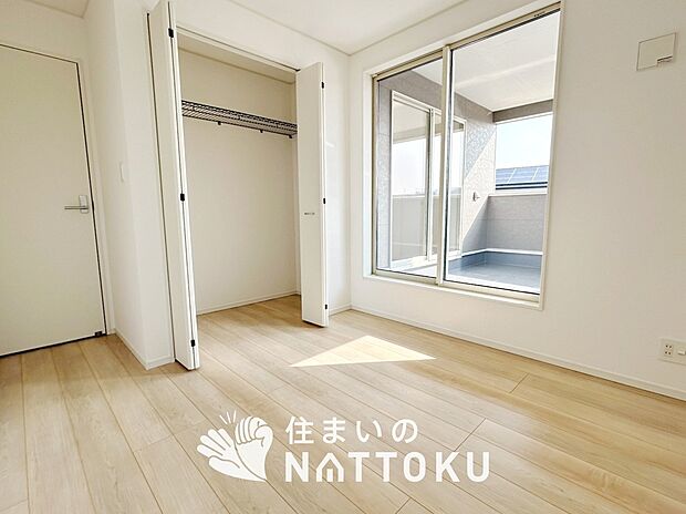 【現地写真(寝室)】木目の美しさを際立たせるシンプルデザインの建具を使用しています。