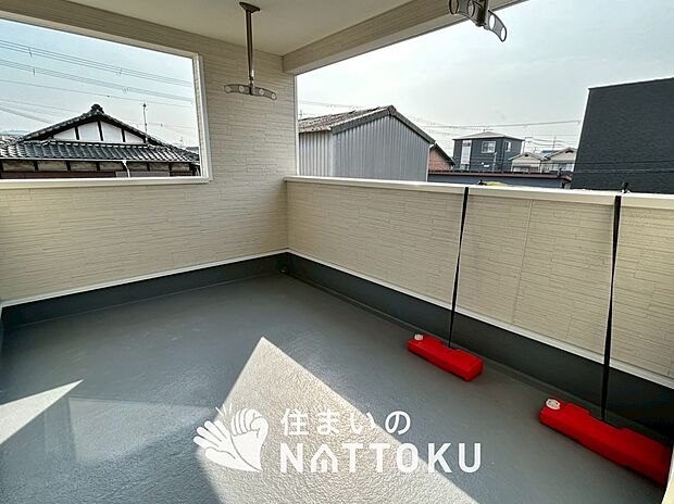【バルコニー】奥行きが広く、洗濯物をゆったりと干せる十分な広さで、家族の洗濯も捗ります。