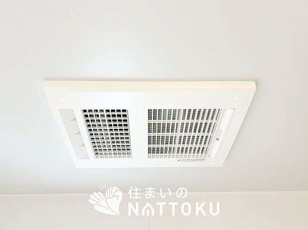 【浴室暖房換気乾燥機】サイドブロー機能で、乾燥効率アップです。
サイドに吹き出しを搭載することにより浴室内を端まで循環する気流ができ、さらに省エネ性能がアップします。
