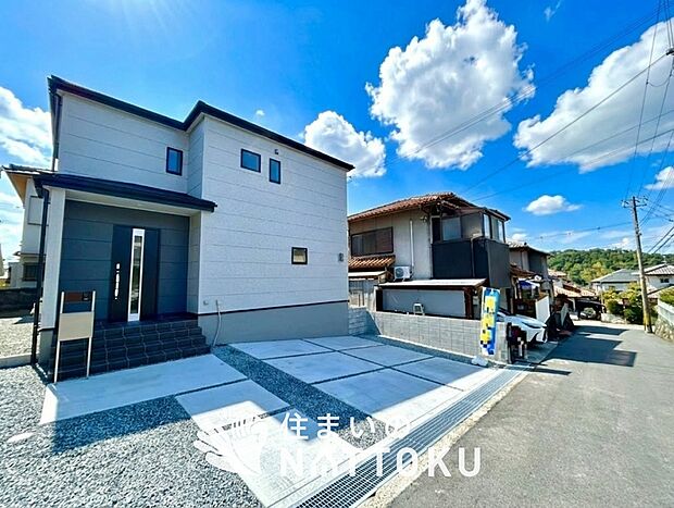 【現地写真(前道含む外観)】軽くて火災に強い屋根材を採用し、地震時の建物への負担や揺れを軽減しています。