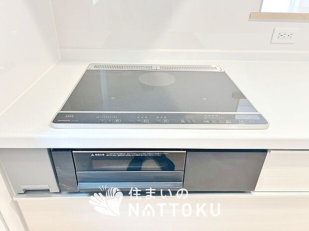 【ビルトインコンロ】フラットな構造で清掃性が高く、過熱防止センサー付3口タイプで日頃の家事も快適です。