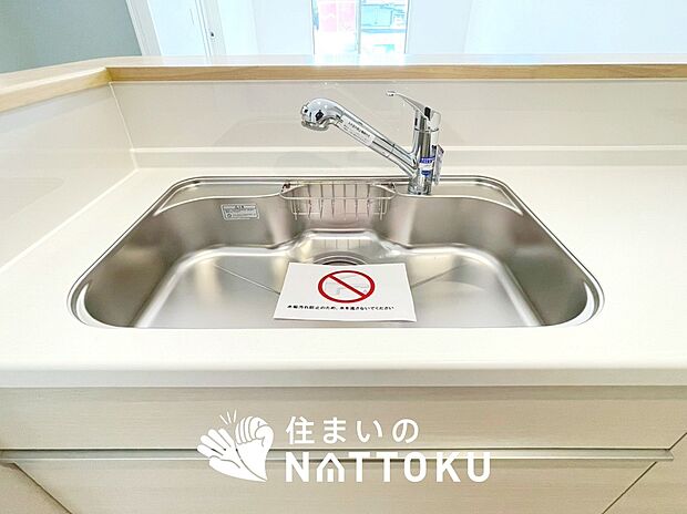 【浄水器内臓ハンドシャワー付シンク】広々とした凸型シンクに洗剤ポケットを標準装備。すっきり収納できます。
また、蛇口の先端に浄水器を内蔵しているため場所をとりません。
