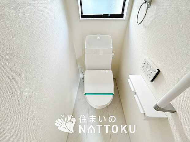 【トイレ】汚れてもサッとひと拭きでお手入れ簡単、エコ仕様の温水洗浄便座付きのトイレです。
バリアフリーにも配慮しています。