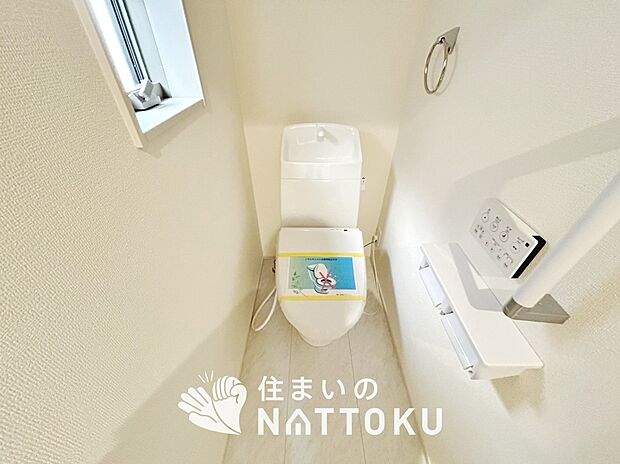 【トイレ】汚れてもサッとひと拭きでお手入れ簡単、エコ仕様の温水洗浄便座付きのトイレです。
バリアフリーにも配慮しています。