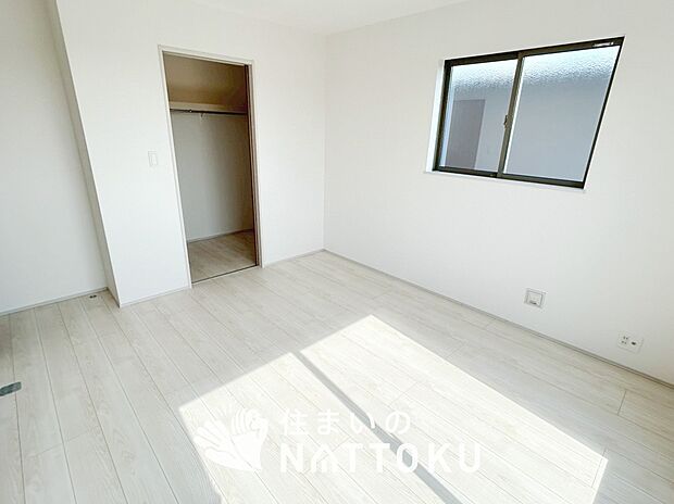 【現地写真(洋室)】目の美しさを際立たせるシンプルデザインの建具を使用しています。