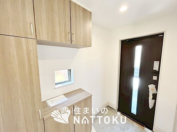 【現地写真(玄関)】玄関には、大型のシューズ収納を設置しています。