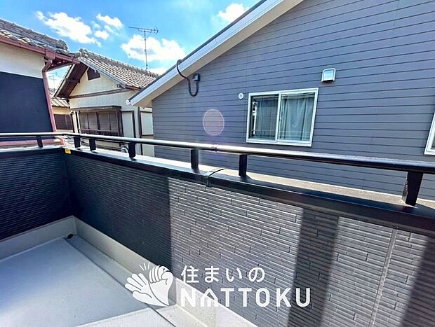 【バルコニー】奥行きが広く、洗濯物をゆったりと干せる十分な広さで、家族の洗濯も捗ります。