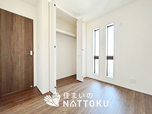 【現地写真(洋室)】木目の美しさを際立たせるシンプルデザインの建具を使用しています。