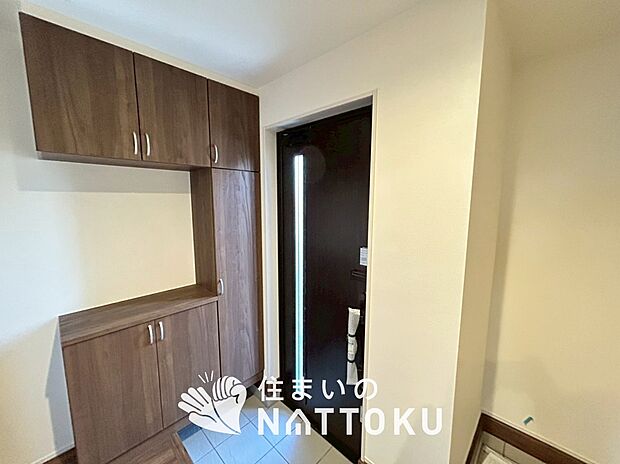 【現地写真(玄関)】玄関には、大型のシューズ収納を設置しています。