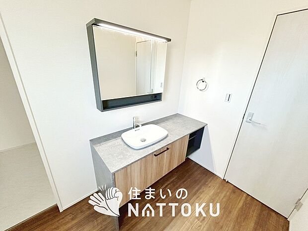 【洗面台・洗面所】鏡の両サイドは、必要なものを取出しやすく、大きな鏡面で朝の準備も快適。
使いやすいリフトアップ機能付きのシングルレバーシャワー水栓付です。