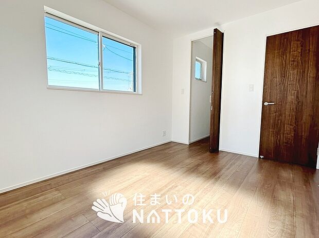 【現地写真(寝室)】木目の美しさを際立たせるシンプルデザインの建具を使用しています。