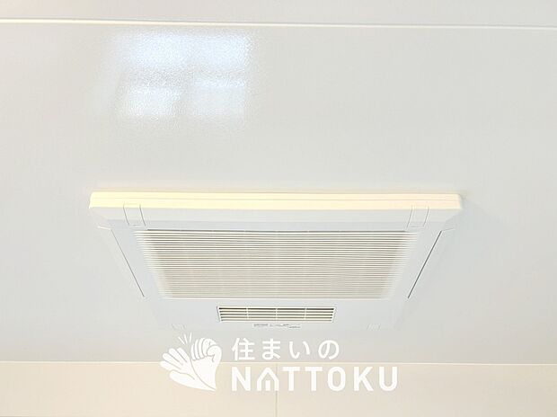 【浴室暖房換気乾燥機】寒い冬場はあたたかく、暑い夏場は扇風機のような心地よさです。
雨の日は、浴室が衣類乾燥スペースになります。