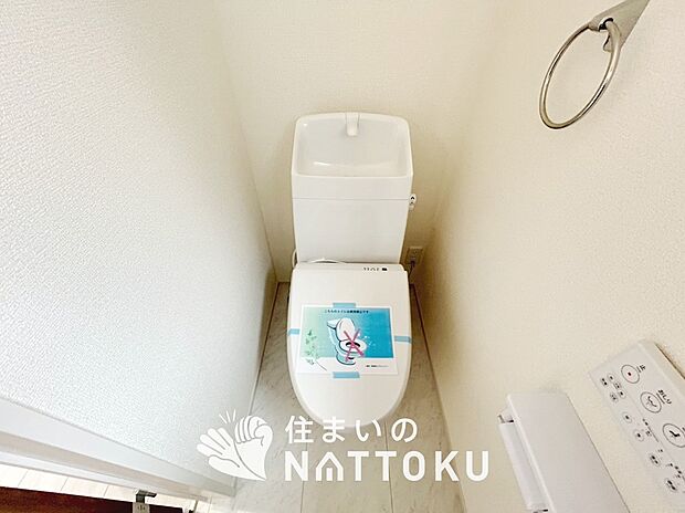 【トイレ】汚れてもサッとひと拭きでお手入れ簡単、エコ仕様の温水洗浄便座付きのトイレです。
バリアフリーにも配慮しています。