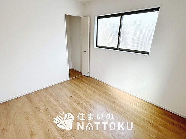 【現地写真(洋室)】木目の美しさを際立たせるシンプルデザインの建具を使用しています。