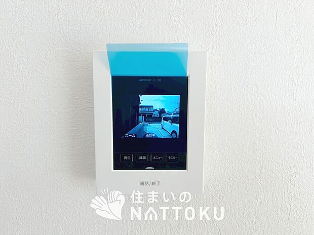 【TVモニター付インターホン】来訪者を画像と音声で確認できる、防犯性に優れた安心のシステム。
スッキリしたデザインで、誰でも簡単に操作できます。