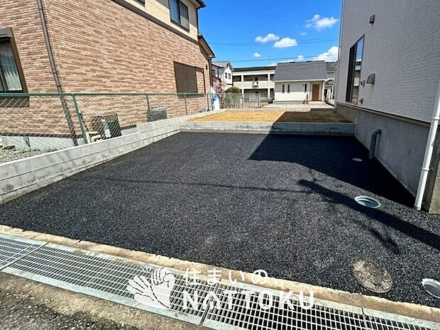 【現地写真(駐車場)】駐車スペースが広く、運転が苦手な方も安心です。
