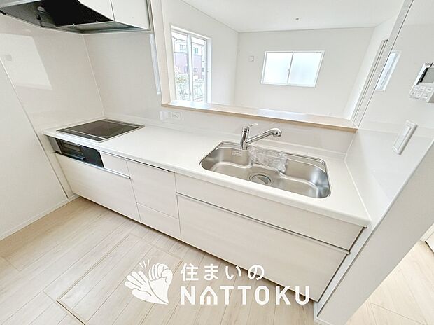 【現地写真(キッチン)】収納たっぷりのシステムキッチン、浄水器付水栓を標準装備しています。