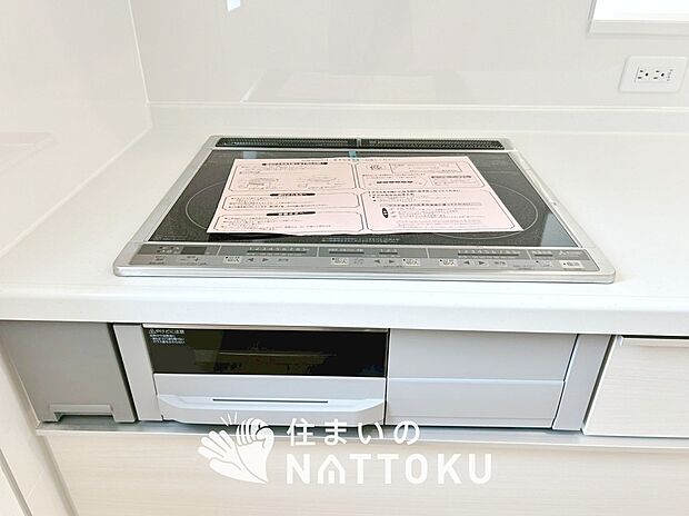 【ビルトインコンロ】フラットな構造で清掃性が高く、過熱防止センサー付3口タイプで日頃の家事も快適です。