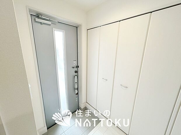 【現地写真(玄関)】玄関には、大型のシューズ収納を設置しています。