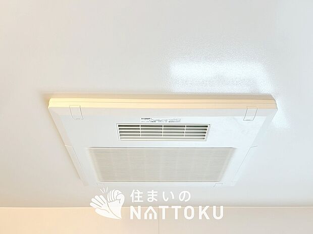 【電気式浴室暖房換気乾燥機】寒い冬場はあたたかく、暑い夏場は扇風機のような心地よさです。
雨の日は、浴室が衣類乾燥スペースになります。