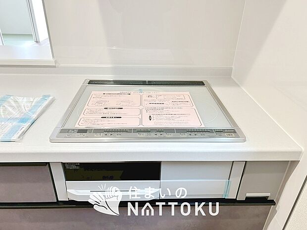 【ビルトインコンロ】フラットな構造で清掃性が高く、過熱防止センサー付3口タイプで日頃の家事も快適です。