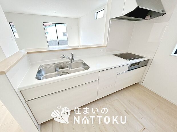 【現地写真(キッチン)】収納たっぷりのシステムキッチン、浄水器付水栓を標準装備しています。