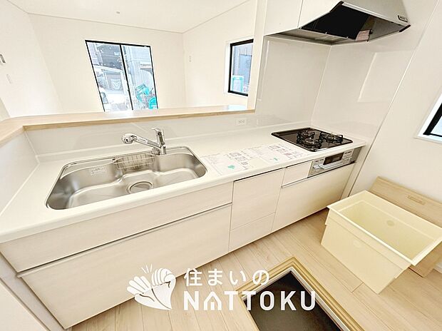 【現地写真(キッチン)】収納たっぷりのシステムキッチン、浄水器付水栓を標準装備しています。