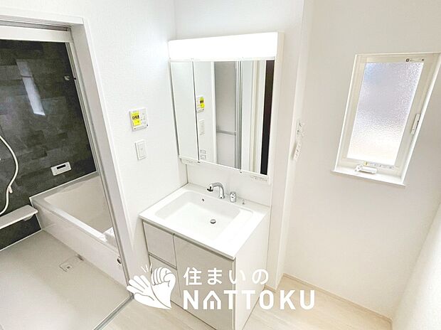 【洗面台・洗面所】鏡の両サイドは、必要なものを取出しやすく、大きな鏡面で朝の準備も快適。
使いやすいリフトアップ機能付きのシングルレバーシャワー水栓付です。