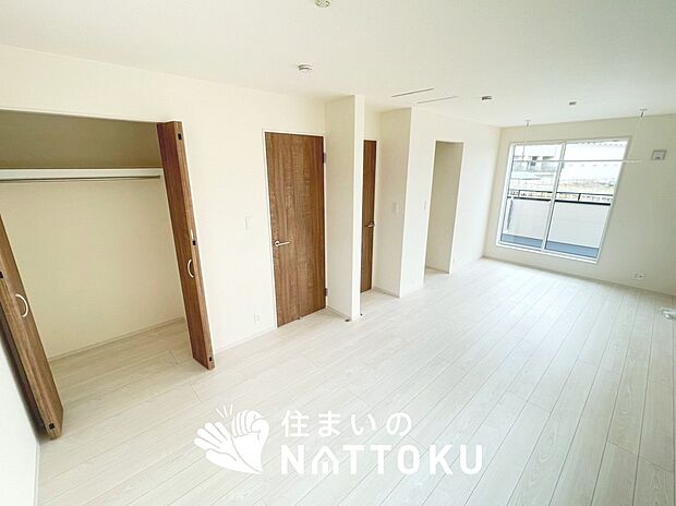 【現地写真(寝室)】木目の美しさを際立たせるシンプルデザインの建具を使用しています。