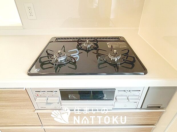 【ビルトインコンロ】フラットな構造で清掃性が高く、過熱防止センサー付3口タイプで日頃の家事も快適です。
