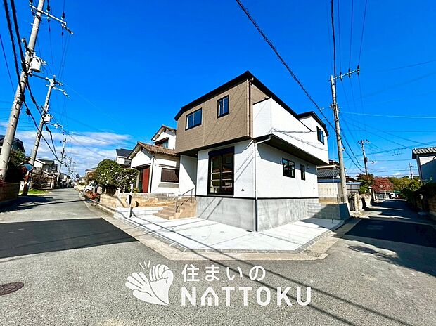 【現地写真(前道含む外観)】断熱性、気密性を高める工夫で一年中ずっと心地よく暮らせる、高気密・高断熱です。