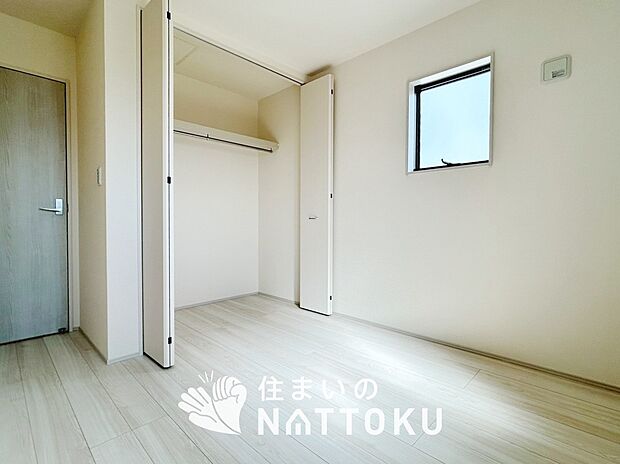 【現地写真(洋室)】木目の美しさを際立たせるシンプルデザインの建具を使用しています。