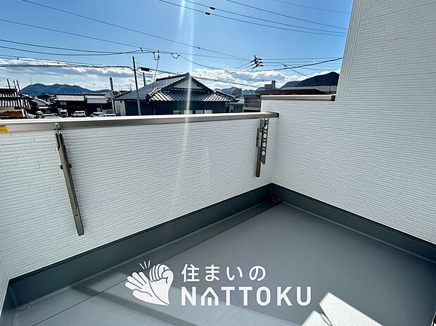 【バルコニー】奥行きが広く、洗濯物をゆったりと干せる十分な広さで、家族の洗濯も捗ります。