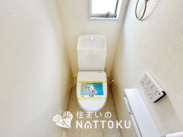 【トイレ】汚れてもサッとひと拭きでお手入れ簡単、エコ仕様の温水洗浄便座付きのトイレです。
バリアフリーにも配慮しています。