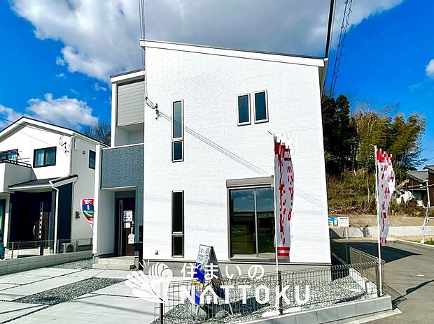 【現地写真(外観)】雨で汚れを落とし、耐久性・耐候性に優れた外壁を使用しています。