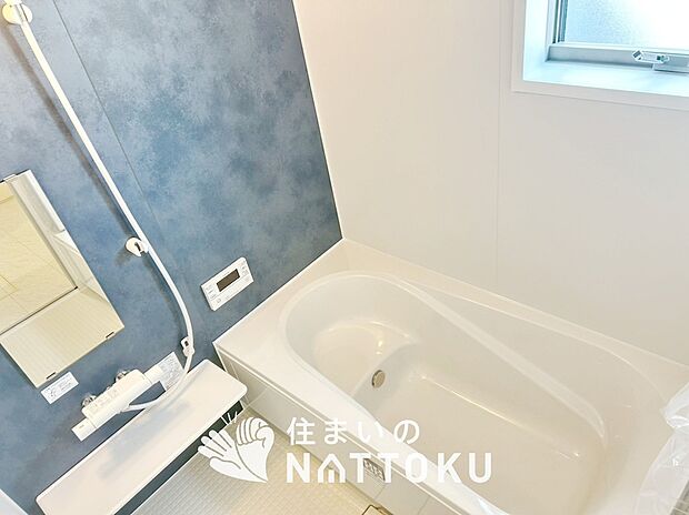 【現地写真(浴室)】浴室暖房乾燥機付き。1坪タイプで広々です