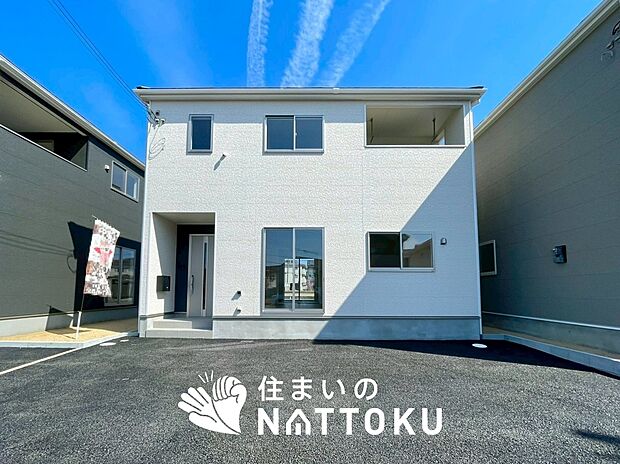 【現地写真(外観)【2号地】】軽くて火災に強い屋根材を採用し、地震時の建物への負担や揺れを軽減しています。