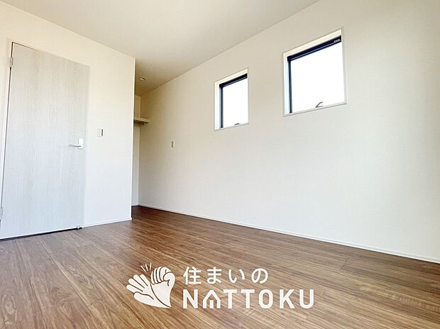 【現地写真(洋室)】木目の美しさを際立たせるシンプルデザインの建具を使用しています。